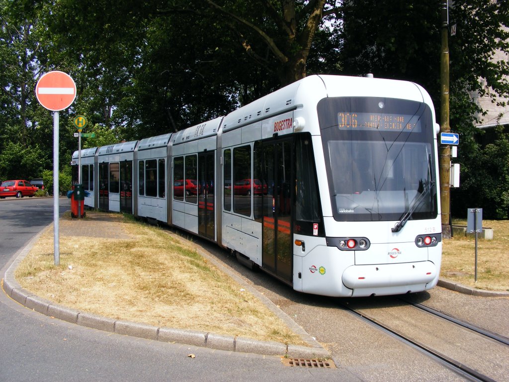 Eine Variobahn der BOGESTRA steht am 29. Juni 2010 als Wagen der Linie 306 zum Bochumer Hauptbahnhof vor dem Wanne-Eickeler Hauptbahnhof. 