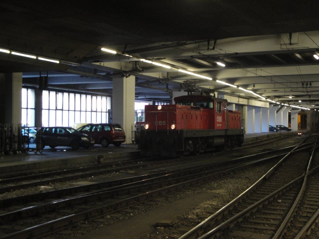 Eine Verschublokomotive der Reihe 1063 steht am 24.12.09 in Wien FJB