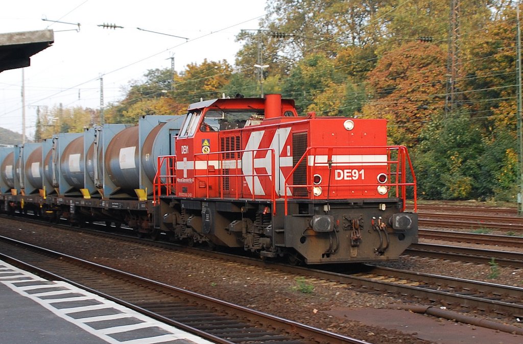 Eine von vielen HGK-Maschinen an diesem Tag. Lok DE91 der HGK (NVR-Nr. 272 014-8) in Kln-West am 23.10.2012; hier mit dem Mllzug der Stadtreinigung in Fahrtrichtung Deutz. Hier war wieder mal meine Frau am Auslser.