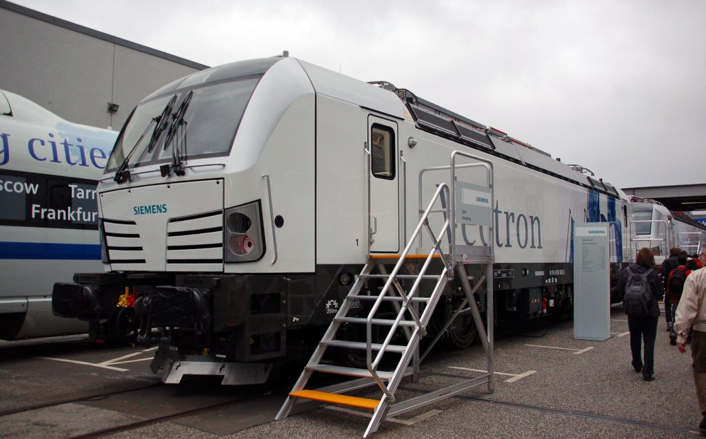 Eine der vier ausgestellten Siemens Vectron Loks konnte ich am 25.09.10 auf der Innotrans fotografieren.