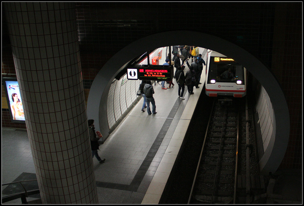 Eine von Vier - 

Eine von vier Bahnsteigröhren des U-Bahnhofes Hauptbahnhof Nord in Hamburg. Nur die zwei mittleren Röhren sind in Betrieb. Die beiden Außenröhren waren für die Strecke der ursprünglichen U4-Planung (Lurup - Altona - Jungfernstieg - Hbf-Nord - Borgweg - Sengelmannstraße) vorgesehen. 

11.04.2012 (M)