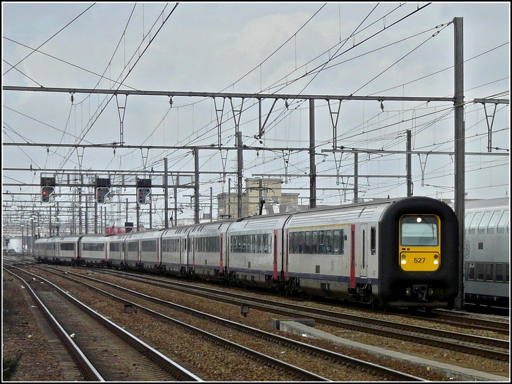 Eine Vierereinheit AM 96 n�hert sich am 11.03.2011 dem Bahnhof von Hasselt. (Hans)