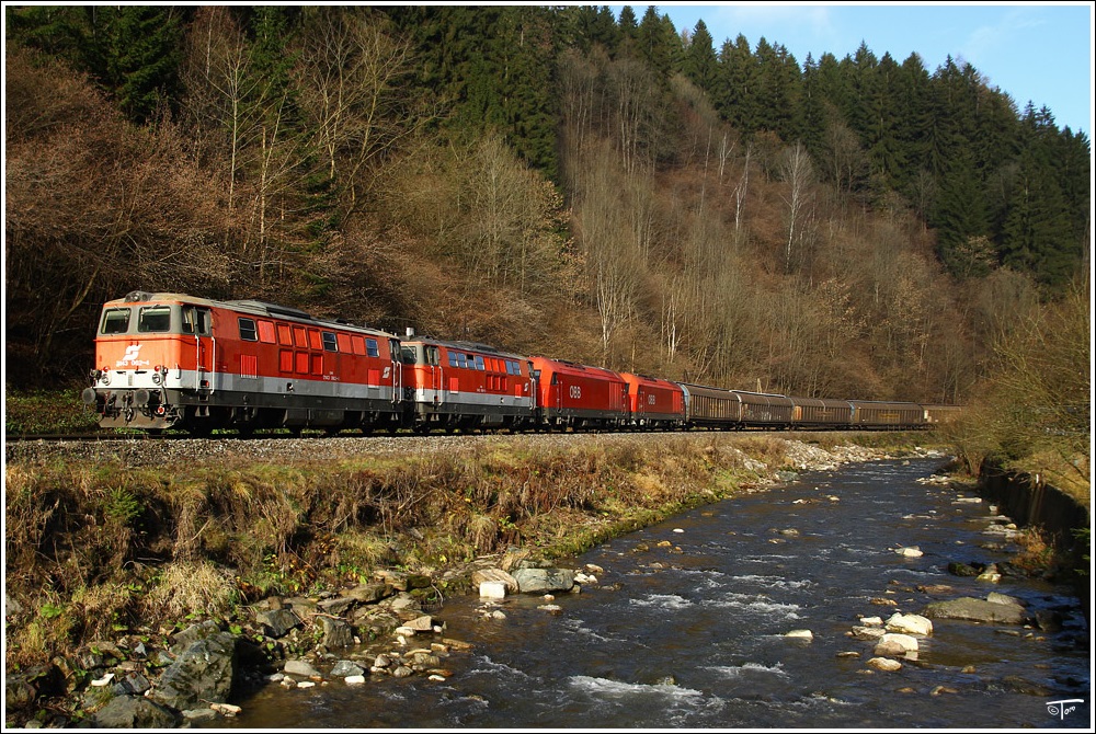 Eine Vierfachtraktion Dieselloks, bestehend aus 2143 062,067 und 2016 054,059 fahren mit Gterzug 55555 von Zeltweg nach Frantschach.Grund dieser Bespannung, waren einmal mehr Schulungsfahrten mit Vielfachsteuerung. 
Twimberg 23.11.2010