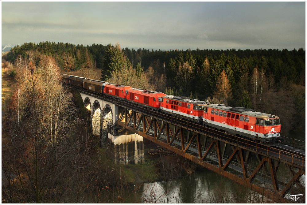 Eine Vierfachtraktion Dieselloks, bestehend aus 2143 062,067 und 2016 054,059 fahren mit Gterzug 55555 von Zeltweg nach Frantschach.Grund dieser Bespannung, waren einmal mehr Schulungsfahrten mit Vielfachsteuerung. 
Zeltweg 23.11.2010