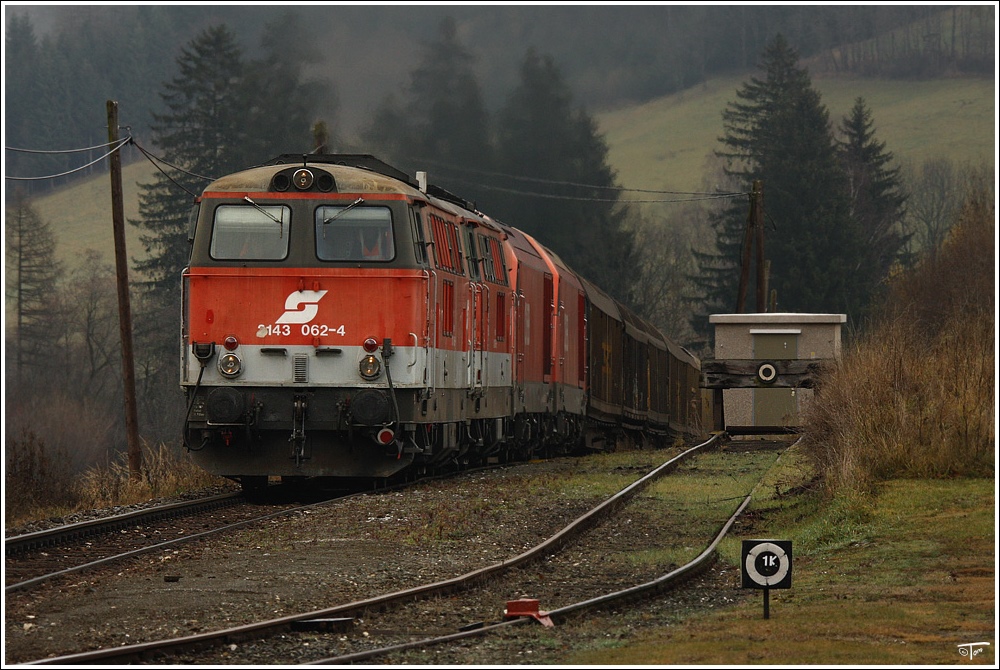 Eine Vierfachtraktion Dieselloks, bestehend aus 2143 062,067 und 2016 054,059 fahren mit Gterzug 55555 von Zeltweg nach Frantschach.Grund dieser Bespannung, waren einmal mehr Schulungsfahrten mit Vielfachsteuerung. 
Kathal 23.11.2010