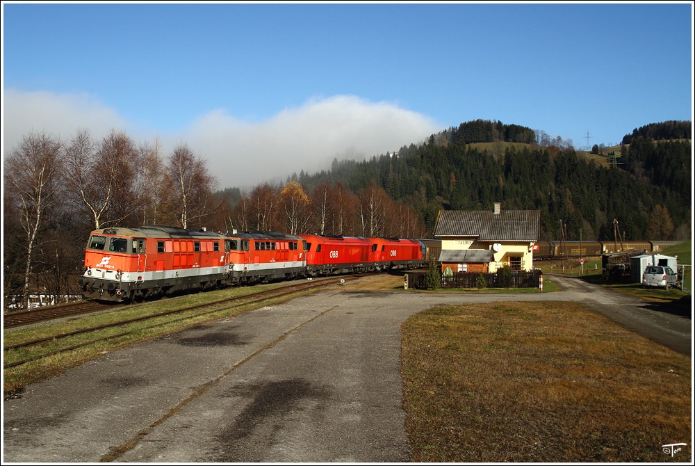 Eine Vierfachtraktion Dieselloks, bestehend aus 2143 062,067 und 2016 054,059 fahren mit Gterzug 55555 von Zeltweg nach Frantschach.Grund dieser Bespannung, waren einmal mehr Schulungsfahrten mit Vielfachsteuerung. 
Taxwirt 23.11.2010