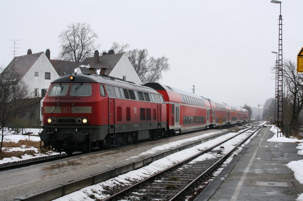 Eine Viertelstunde spter kam der Gegenzug nach Mhldorf/Inn, bespannt mit 218 426-5. Hrlkofen am 06.02.10.