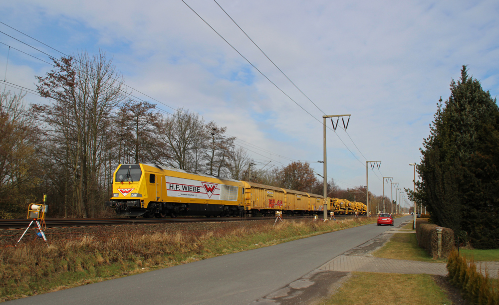 Eine Voit Maxima schob am 15.03.2013 einen Gleisbauzug von Leer nach Neermoor, hier in Leer.