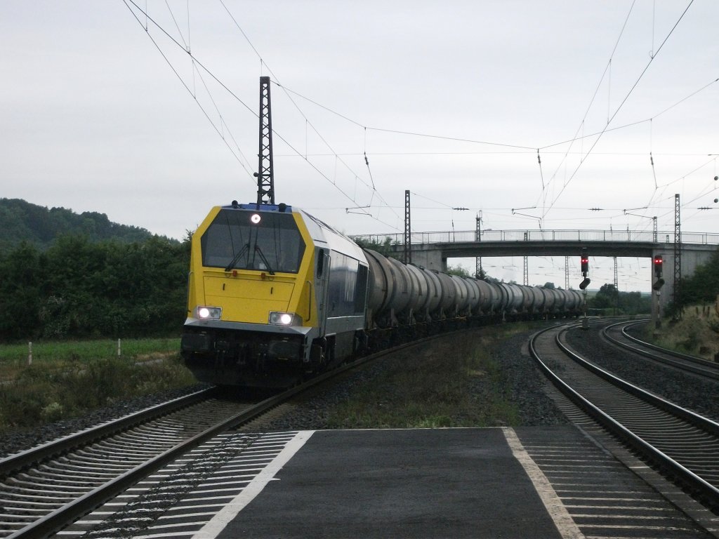 Eine Voith Maxima 40cc durchfhrt am 1.Juni mit einem Kesselzug den Bahnhof Retzbach-Zellingen Richtung Wrzburg.