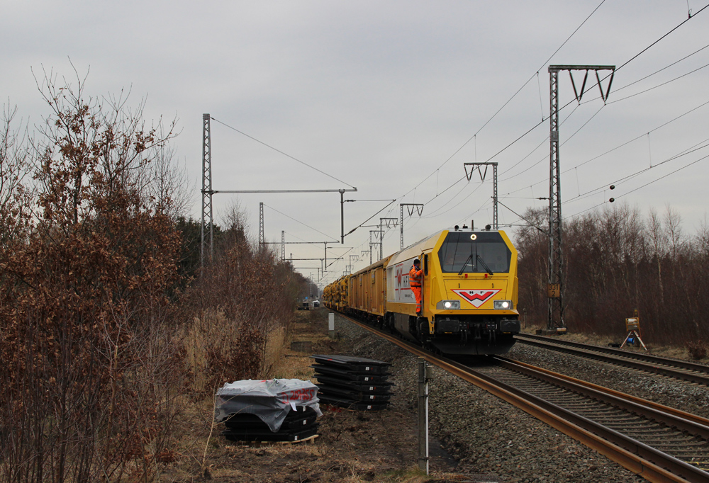 Eine Voith Maxima fuhr am 15.03.2013 mit einem Gleisbauzug von Neermoor nach Leer, hier in Neermoor.
