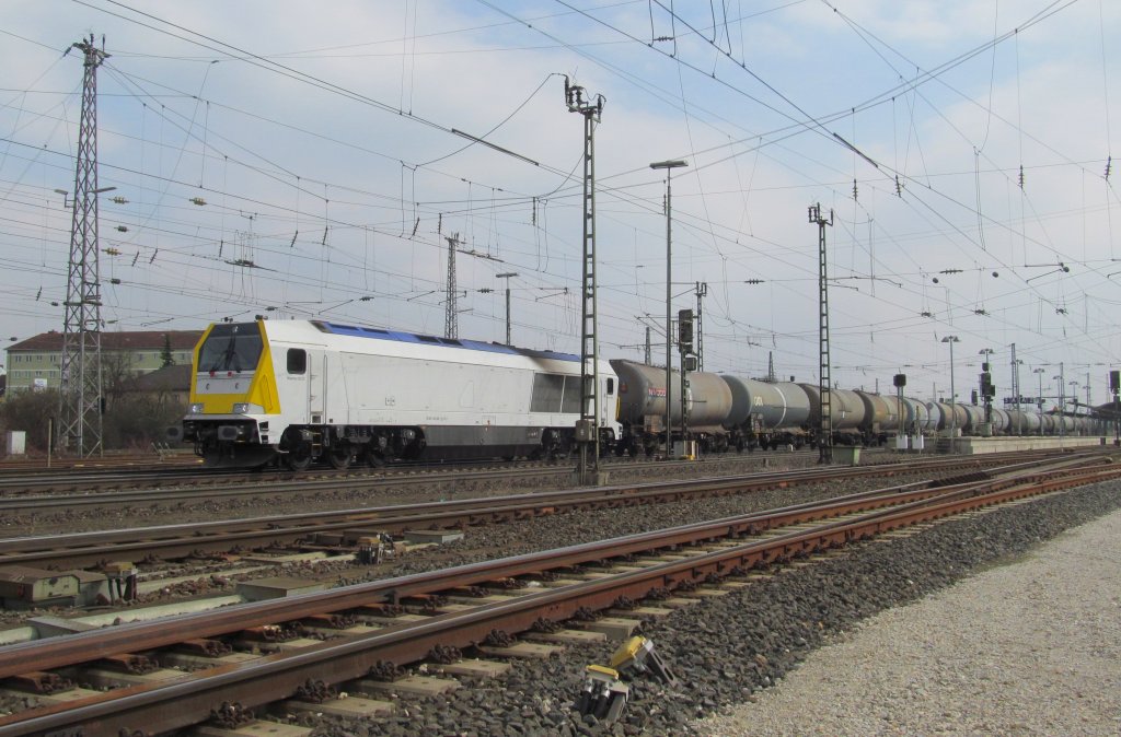 Eine Voith Maxima zieht am 28. Mrz 2013 einen Kesselwagenzug durch Bamberg.