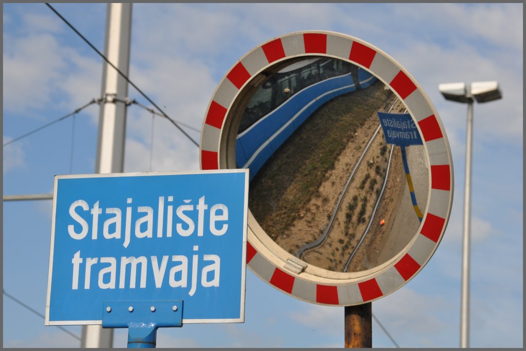 Eine vorbeifahrende TMK 2100 spiegelt sich in Savski Most. (02.07.2011)