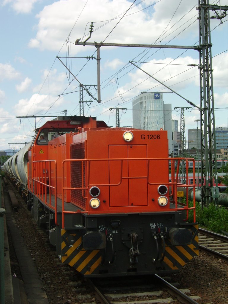 Eine Vossloh G 1206 von BASF mit dem Namen Roland am 11.06.11 in Frankfurt am Main Hbf von einen Gehweg einer Brcke aus fotografiert mit einen Kalkzug