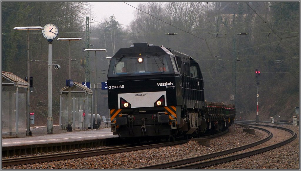Eine Vossloh G 2000BB der MRCE dieselt durch den Bahnhof Eschweiler. Am Haken ein
paar Niederbordwagen. Bildlich festgehalten am 06.04.2013.