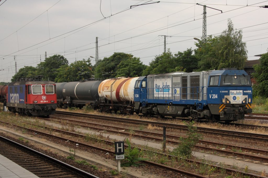 Eine Vossloh G2000BB (272 409-4) der Rurtalbahn zieht einen Kesselwagenzug durch Magdeburg Hbf in Richtung Magdeburg-Neustadt. Links im Bild ist noch 421 384-9 der SBB Cargo zu sehen. Fotografiert am 02.08.2010.  
