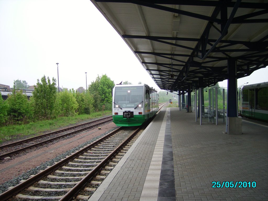 Eine VT 44 der Vogtlandbahn bei der Einfahrt in Falkenstein (Vogt) zur weiterfahrt nach Zwickau Zentrum. Fotografiert am 25.05.2010