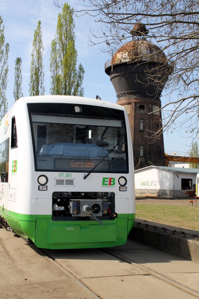 Eine VT301 der EIB Erfurter Bahn in Gera. Im Hintergund der Wasserturm von Gera. Foto 28.04.2012