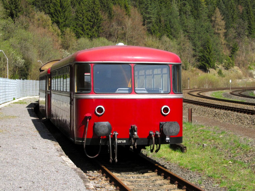 Eine VT98 Garnitur am 9.4.2011 bei Gerolstein.