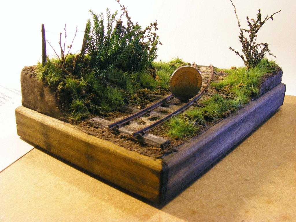 eine Weihnachtsferien-Bastellei: Display zur Prsentation von 600mm-Feldbahn-Fahrzeugen im Mastab 1:35. Zum Grenverleich ein 2 Euro-Stck.