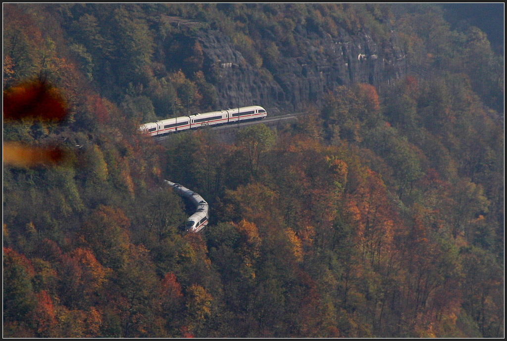 Eine weiße Schlange windet sich durch den Wald - 

Geislinger Steige am 16.10.2011 (M)