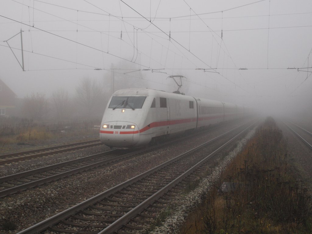 Eine Weiwurst alias ICE 579 (Hamburg-Altona - Stuttgart Hbf), einer der Zge, die zurzeit ber Rotenburg/Wmme umgeleitet werden, tauchte im Bahnhof Scheeel aus dem Nebel auf und war ebenso schnell wieder in selbigem verschwunden. (24.11.2012)