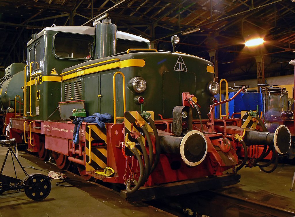 Eine weitere Diesellok aus dem frheren Fuhrpark der RWE ausgestellt in der Halle des Rheinischen Industriebahnmuseums im ehem. BW Kln Nippes , whrend einer Veranstaltung im Rahmen der langen Nacht der Museen in Kln am 7.11.09.

Vom RWE Energie Kraftwerk Bergheim-Niederauem konnte am 26.01.1996 die 440 PS-Diesellok D 4 bernommen werden. Die Lok wurde von Jung unter der Fabriknummer 12842 im Jahre 1958 an das RWE Kraftwerk Hrth-Knapsack (Goldenbergwerk) geliefert. Die Typenbezeichnung ist R42C.
1966 kam die Lok nach Niederauem. Bemerkenswert sind die Kupplungsvorrichtungen fr die Gterwagen von RWE Power (Rheinbraun). 
(Quelle : www.rimkoeln.de)

