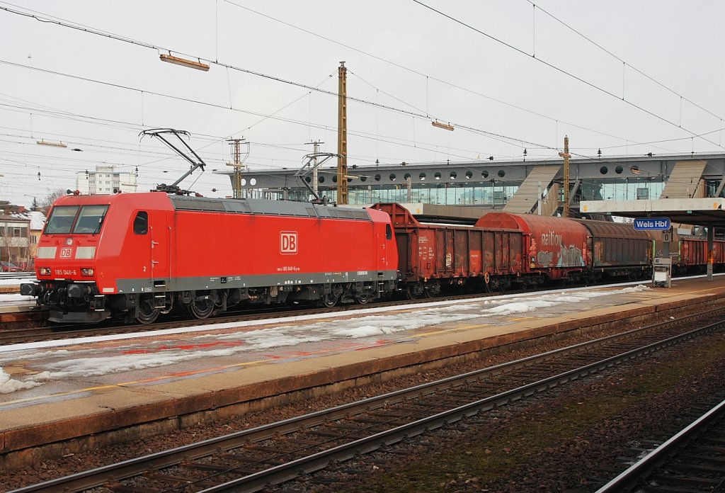 Eine weitere Kuriositt, welche ich am Samstag, 20. Februar 2010 in Wels beobachten konnte: DB 185 048 mit zwei angelegten Stromabnehmern whrend der Fahrt!
Bis zur Einfhrung von Stromabnehmer mit Doppelwippe war dies bei schweren Zgen normal, seither meines Wissens aber nicht mehr ntig.

