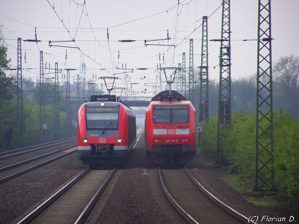 Eine weitere Zugbegegnung in Duisburg-Rahm. RE6(4318) trifft, mit 146 019-5 als Schublok, auf die S1 aus 422 030/530 und 422 005/505 bestehend am 27.04.2010