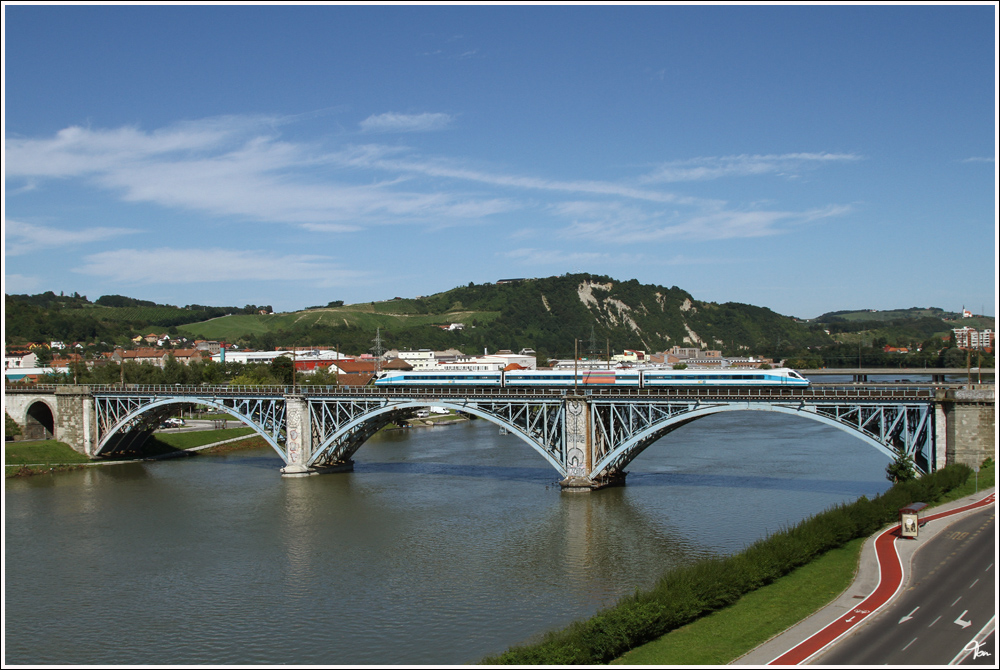 Eine Weitwinkelversion der Draubrcke in Marburg, welche von einem SZ Pendolino (ICS 19 Maribor-Ljubljana) berfahren wird. 
11.8.2011