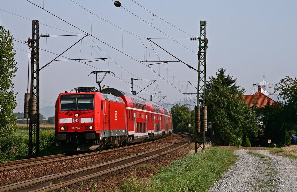 Eine der wenigen Lok-bespannten Nahverkehrszge in der Region Rhein-Neckar ist der Regionalexpress von Heidelberg nach Stuttgart. Mit dem RE 19507 nach Stuttgart am Haken erreicht die Stuttgarter 146 224 am 20. August 2009 in Krze den Bahnhof von Wiesloch.
