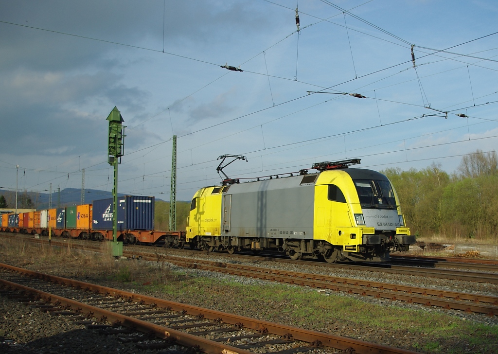Eine der wenigen noch wirklich ansehnlichen  alten  Dispolok-farbenen 182er ist 182 510-8 (ES 64 U2-010). Hier mit Containerzug in Fahrtrichtung Sden in Eschwege West. Aufgenommen am 06.04.2011.