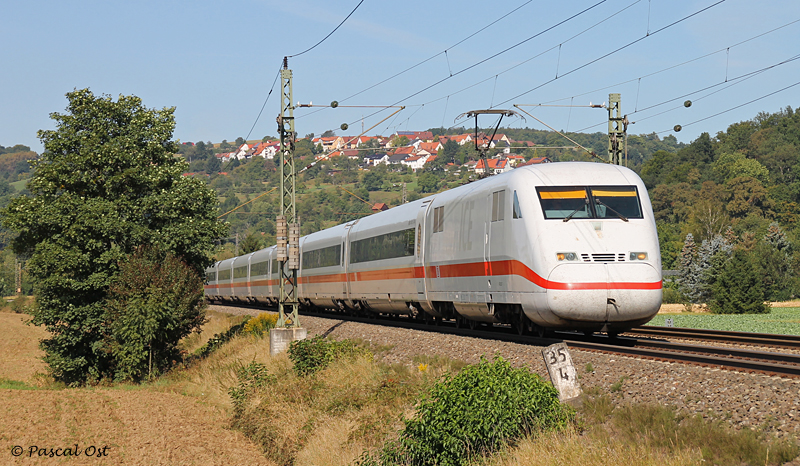 Eine der wenigen Planleistungen der ICE der BR 402 im Filstal konnte ich am 9. September 2012 bei Uhingen festhalten. Der Triebzug ist unterwegs als ICE 593 nach Mnchen.