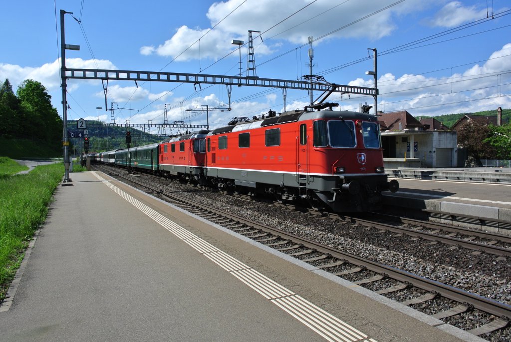 Eine der wenigen planmssigen Re 4/4 II Doppeltraktionen vor Reisezgen: Re 4/4 II 11172 (ex. MThB) und 11151 vor dem IR 1979 bei Durchfahrt in Turgi, 07.05.2012.