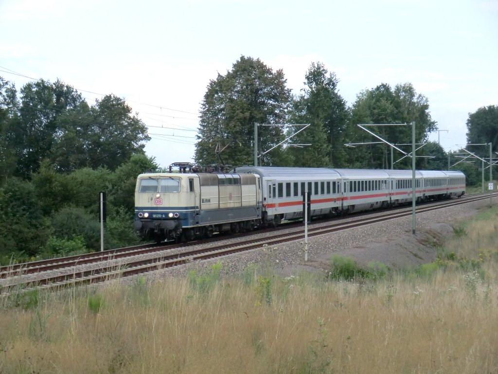 Eine der wenigen verbleibenden 181-er. 181-211  Lorraine  am 3.8.10 mit dem IC 2054 -Frankfurt/M - Saarbrcken bei Kirkel.