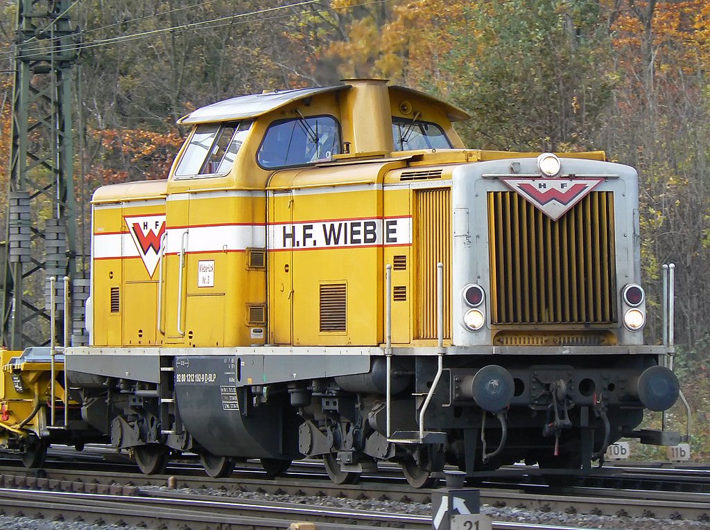eine Wiebe V100 mit einem Bauzug (ex DB 212 192-9), aufgenommen am 06.11.2009