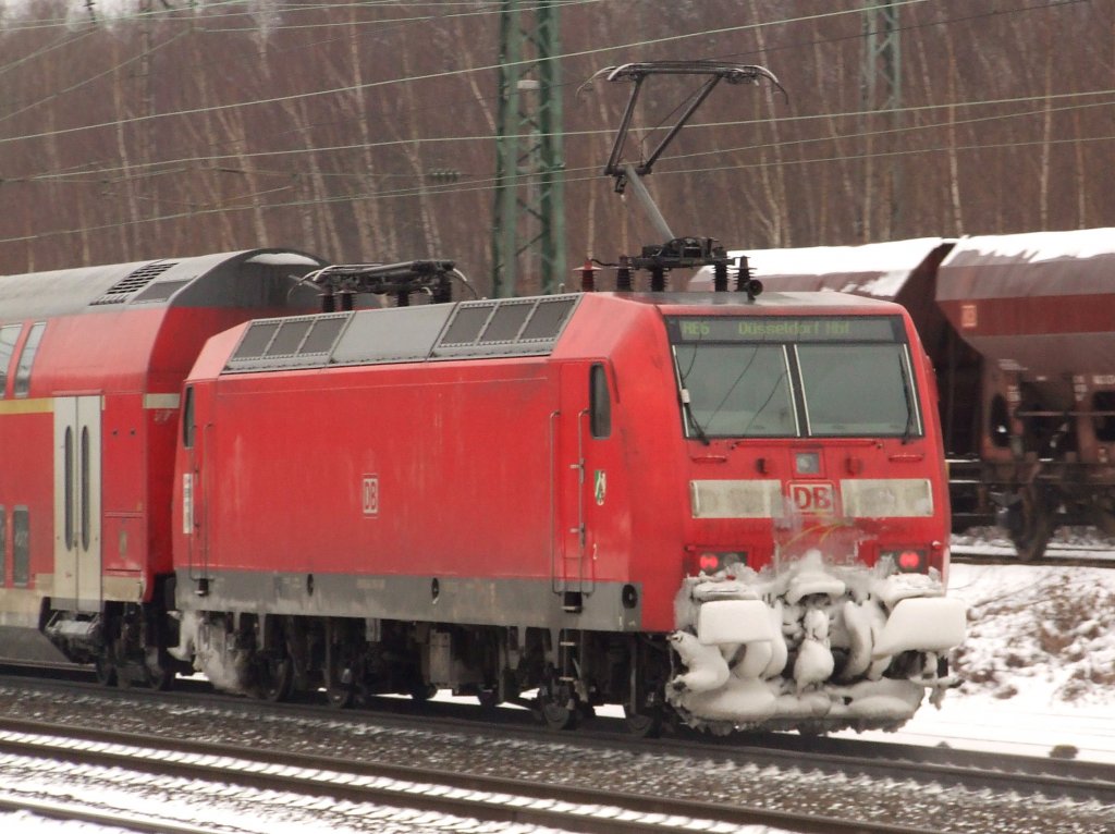 Eine wunderschn vereiste 146 schiebt am 10.01.2010 einen RE in Richtung Dsseldorf nahe des Hp Bochum-Ehrenfeld.