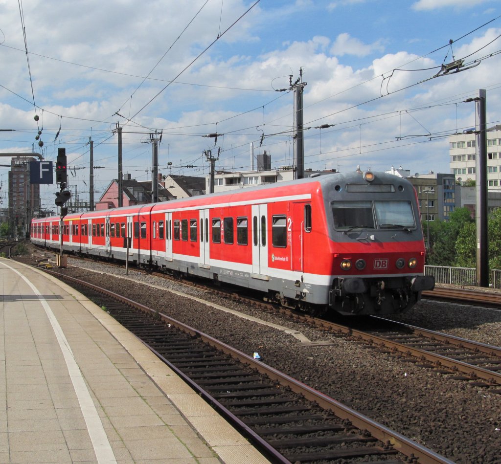 Eine x-Wagen Garnitur erreicht am 27. August 2012 als S6 nach Essen Hbf den Klner Hbf.