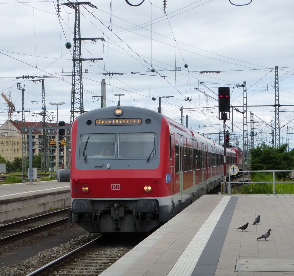 Eine X-Wagen-Traktion fhrt hier als S2 nach Nnberg-Altdorf in den Nrnberger Hbf ein.
Schublok war die 143 632-8, 23.Juni 2013.