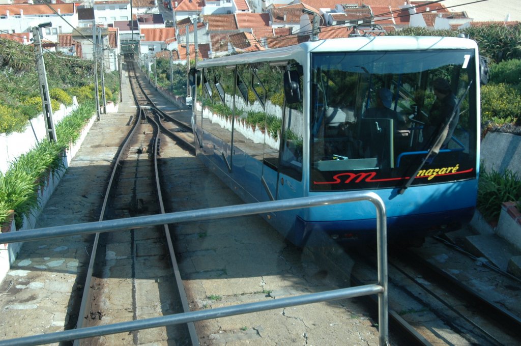 Eine zu Berg fahrende Seilbahn in Nazare/Portugal, aufgenommen am 18.05.2010