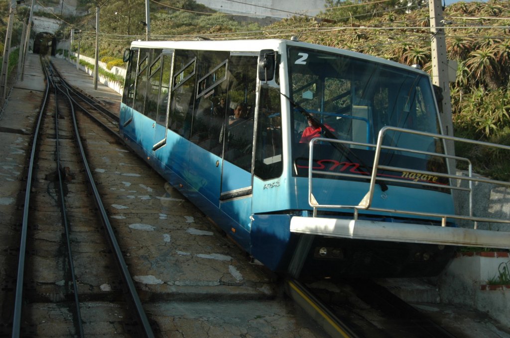 Eine zu Tal fahrende Seilbahn in Nazare/Portugal, aufgenommen am 18.05.2010