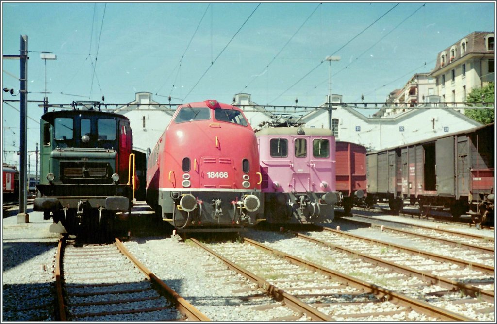 Eine zufällige, kleine Fahrzeugparade im Dépôt Lausanne im September 1990: eine Ae 4/7, die Am 4/4 18466 und ein Be 4/6.
