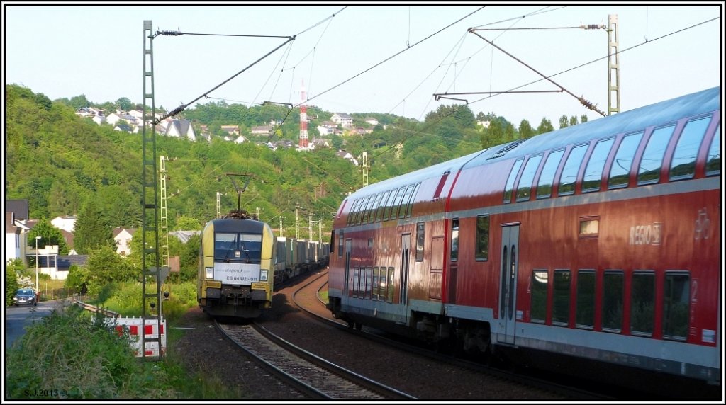 Eine Zugbegegnung bei Erpel am Rhein auf der KBS 465,bildlich festgehalten im Juni 2013.Als Stimmungsfoto fr das jetzige Wochenende.