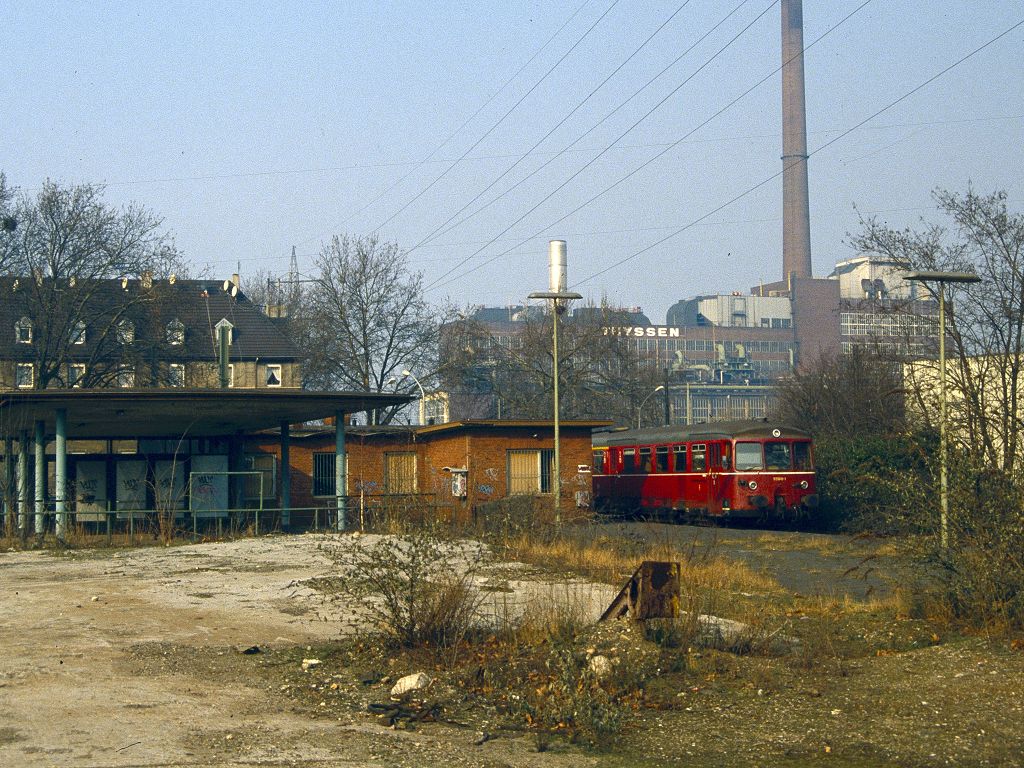 Eine zum Glck heute verschwundene Ruinenlandschaft bildete der Bf. Duisburg Ruhrort in den 1990-ern. 515 616 wartet auf die Rckfahrt nach MH-Styrum (05.01.1994)