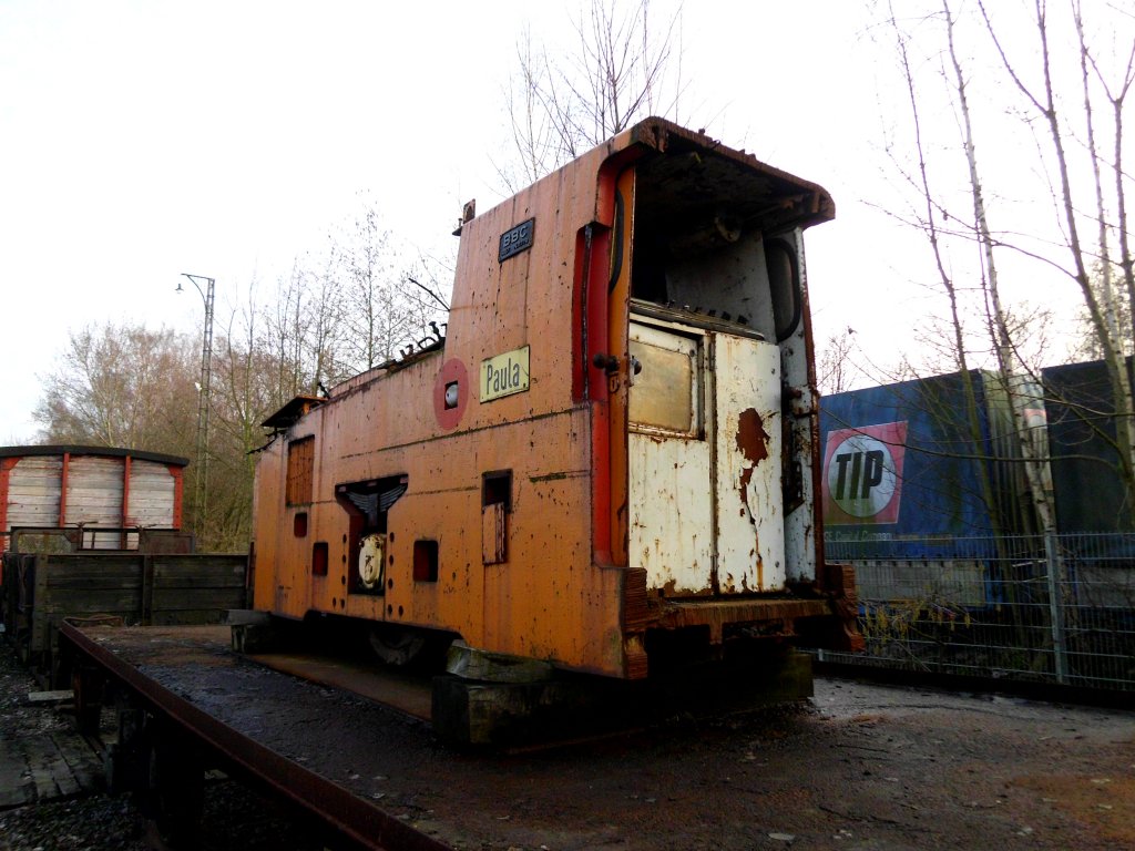 Eine in zwei Teile zerlegte Grubenbahnlok auf einem Flachwagen auf dem Gelnde der ehemaligen Zeche Zollern in Dortmund-Bvinghausen am 01.03.2011.