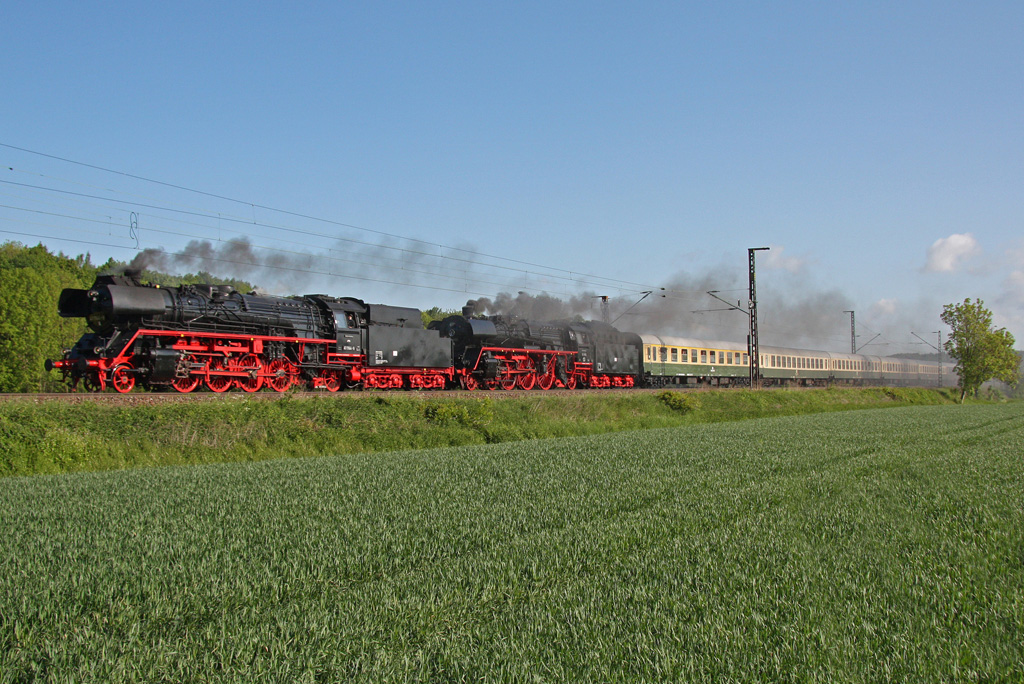 Eine zweite Aufnahme des Sonderzuges nach Franzensbad entstand am Morgen des 17.05.2012 in Hhe Lhmigen, vor Gnitz.