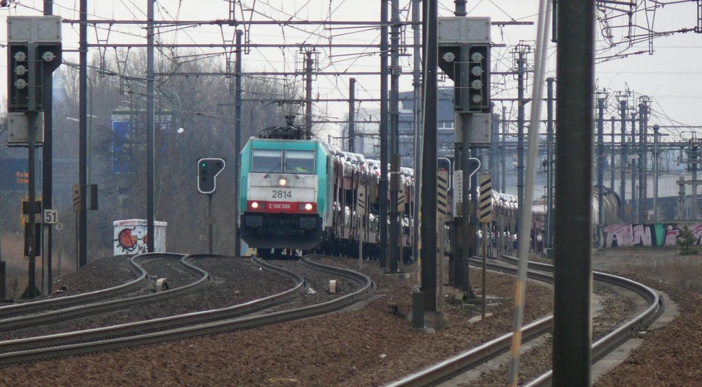 Einem Lindwurm gleich schlngelt sich Cobra-Lok 2814 (186 206) mit einem gemischten Gterzug durch das Stadtgebiet von Antwerpen in Richtung Hafen. Das Bild entstand am 20/03/2010 vom Bahnsteig der Haltstelle Antwerpen-Noorderdokken aus.