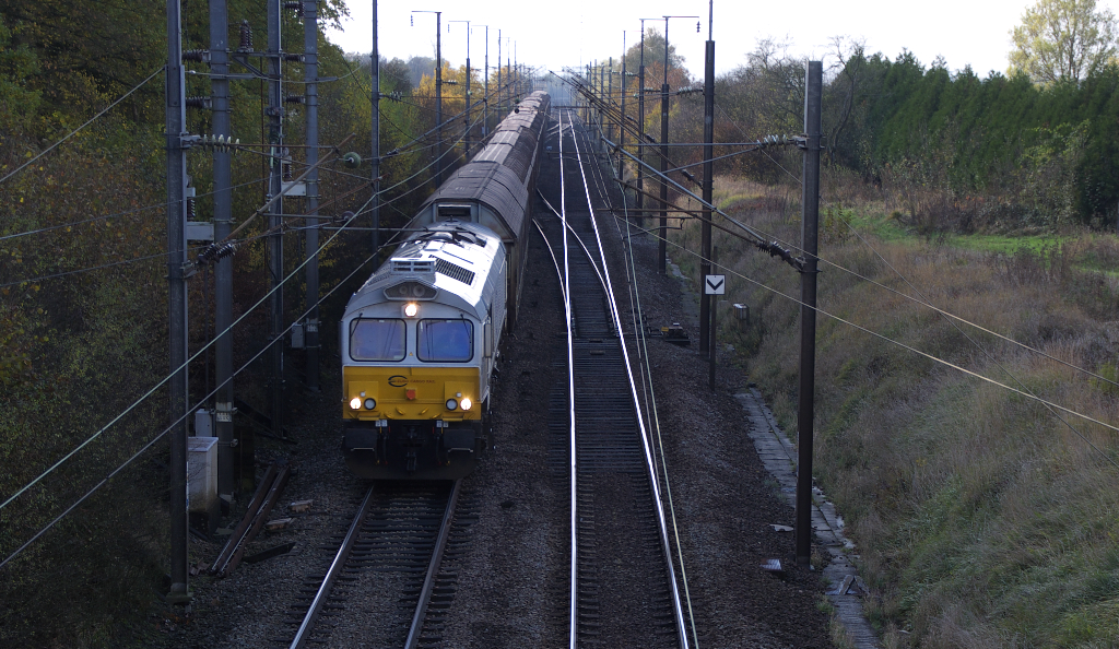 Einen Abstecher nach Lothringen am 06.11.2012
Bei Sonnenschein ging es zu Hause los aber als wir immer nher an unser Ziel kamen, wurde der Himmel mit Schleierwolken verdeckt und spter wurde es ganz trbe.

Unsere Fahrt ging von uns ber die Grenze nach Tterchen. Von Tterchen entlang den noch sprlich vorhandenen Resten der ehemaligen Bahnlinie Falck/Hargarten - Tterchen - Boulay nach Courcelles - sur - Nied.

In Courcelles - sur - Nied angekommen ging es zunchst zu Fu auf eine berfhrung. Bei 6 Grad und frischer Brise tat sich lange Nichts bis.....

ECR (Euro Cargo Rail)Class 77 mit Schiebewandwagen aus Richtung Metz.
Danke an den Tf fr den Gru.

06.11.2012 Bahnstrecke Metz - Rding bei Courcelles - sur - Nied