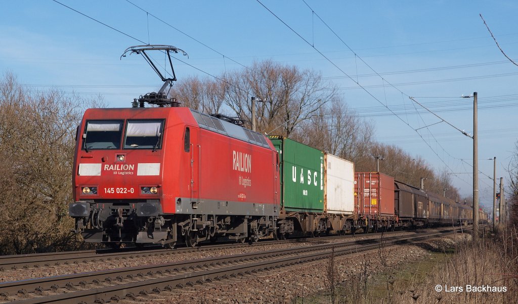 Einen auf dieser Strecke eher seltenen gemischten Gterzug hat 145 022-0 am Haken. Aufgenommen am 05.03.13 in Hamburg-Moorburg.