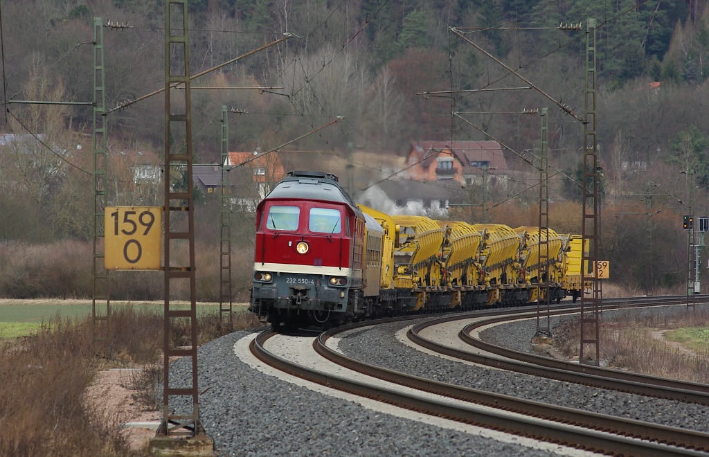 Einen Augen- und Ohrenschmaus bot am 11.03.2011 die 232 550-4 mit einem Bauzug in Fahrtrichtung Sden. Hier zwischen Mecklar und Friedlos.