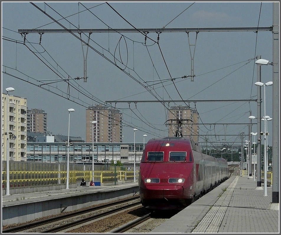 Einen Augenblick nicht auf das Signal geachtet und schon donnerte ein PBA Thalys am 23.06.10 auf der Hochgeschwindigkeitsstrecke L 4 durch den Bahnhof Antwerpen Luchtbal. (Jeanny)